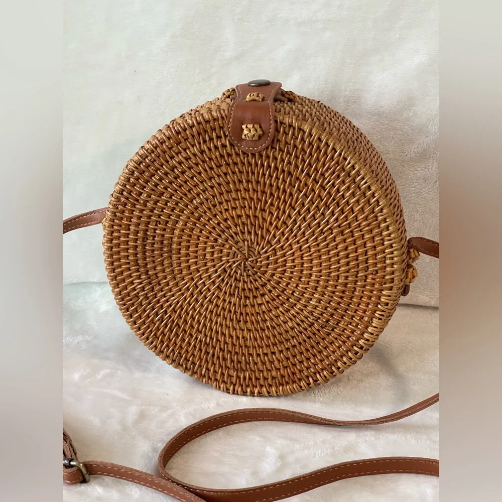 Summer handwoven Rattan circle purse crossbody boho fun and super cute beach - Picture 4 of 13